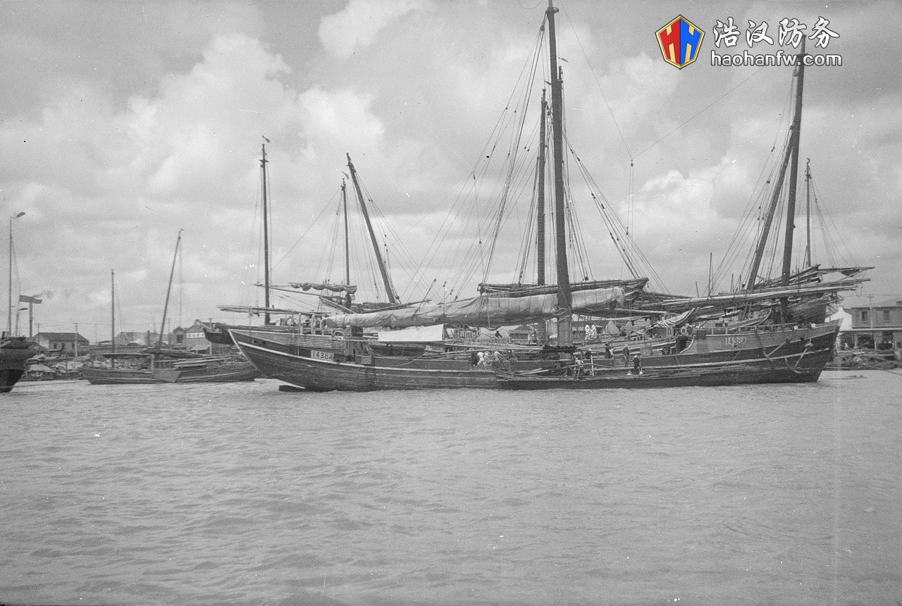 A starboard broadside view of the Lorcha type junk 1438 moored at Shanghai.jpg